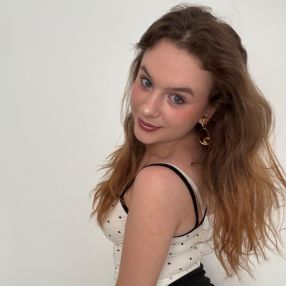 Claudia, Niñera o canguro en Cassà de la Selva