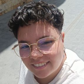 Isis, Babysitter in Vecindario
