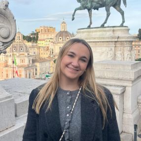 Laura, Niñera o canguro en Arroyo de la Encomienda