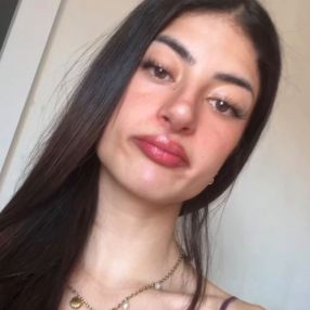 Nohaila, Babysitter in Cataluña