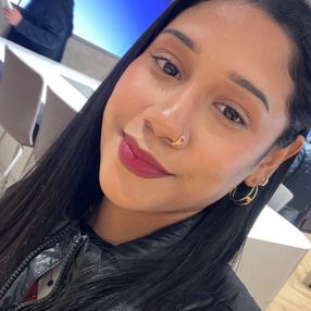 Ashley, Niñera o canguro en Cheste