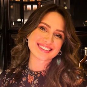 Raphaela, Niñera o canguro en Dos Hermanas