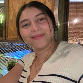 Nicolle alexa, Niñera o canguro en Miño