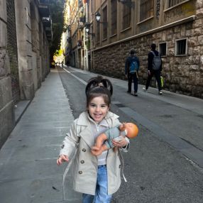 Mónica, Familia en Barcelona