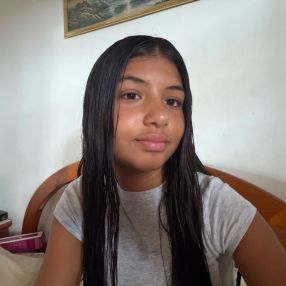 Nicole Sophia, Niñera o canguro en Fasnia