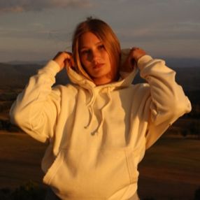 Ariana, Babysitter in Navàs