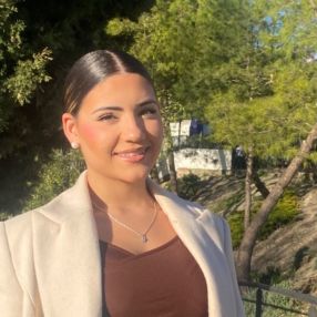 Elena, Niñera o canguro en Baena