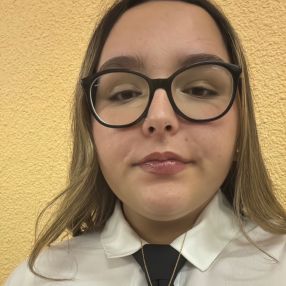 Ainhoa shujing, Niñera o canguro en Olías del Rey