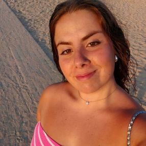 Núria, Niñera o canguro en L'Aldea