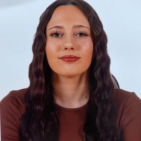Laura, Niñera o canguro en Serracines