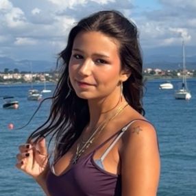 Alba, Niñera o canguro en La Marina