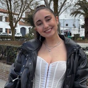 Aroa, Niñera o canguro en Llerena