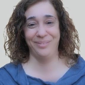 María Ángeles, Niñera o canguro en Monzón