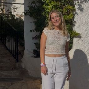 Noa, Babysitter in Tordera