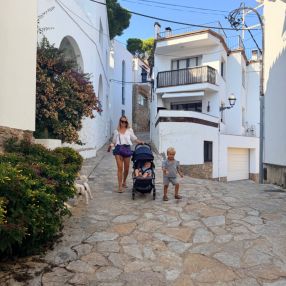Victoria, Familia en Palafrugell