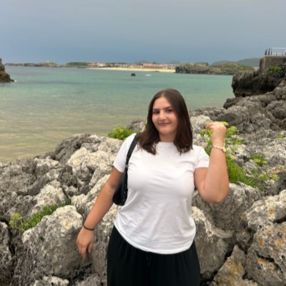 Aitana, Niñera o canguro en San Adrián