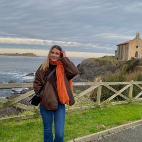 Maialen, Niñera o canguro en Guernica y Luno