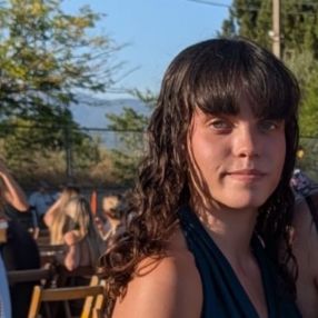 Iris, Niñera o canguro en Canovelles