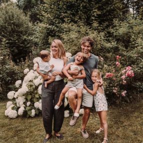 Eva, Familia en Girona