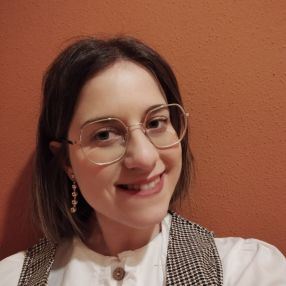 Claudia, Niñera o canguro en Zuera