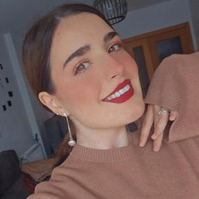 Sheila, Niñera o canguro en Alegría