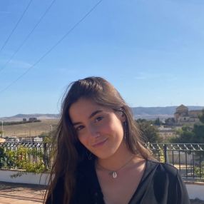 Maite, Babysitter in Osuna