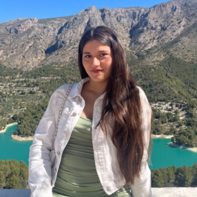 Alba, Babysitter in Cobeña