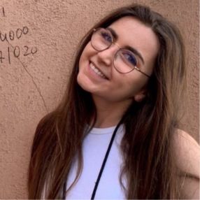 Júlia, Niñera o canguro en Sitges