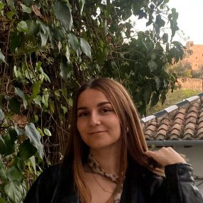 Agmena Stefania, Niñera o canguro en Caleta de Vélez