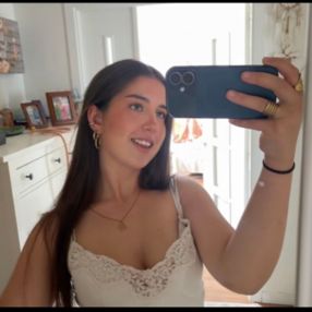 Adriana, Niñera o canguro en Oleiros