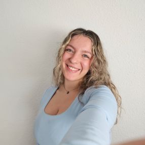 Virginia, Niñera o canguro en La Vega