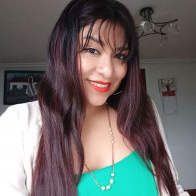 Sinthia, Niñera o canguro en Azcoitia