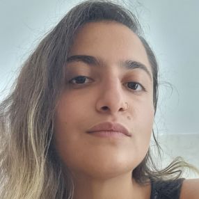 Lesli Dilara, Niñera o canguro en Cartagena