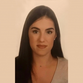 Ana, Niñera o canguro en Peligros