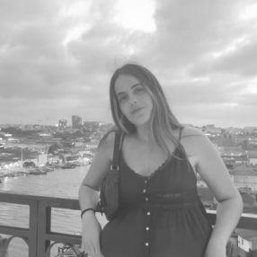 Ines, Babysitter in O Porriño