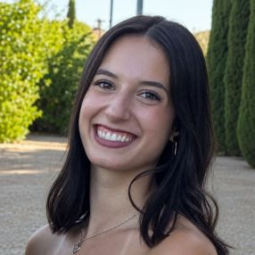 Blanca, Niñera o canguro en Nuevo Baztán