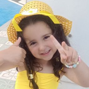 Lourdes, Familia en Nerja