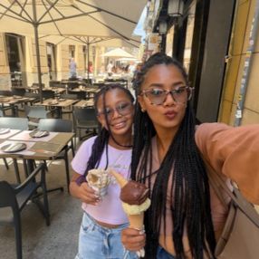 Karenth, Babysitter in El Campello