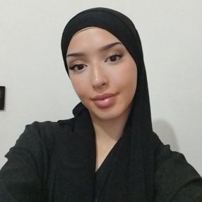 Hajar, Niñera o canguro en El Vellón