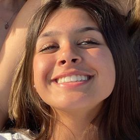 Aroa, Niñera o canguro en Los Hueros