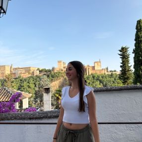 Paula, Niñera o canguro en Los Hueros