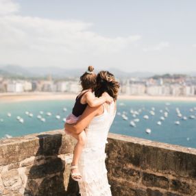 Alexandra, Familia en San Sebastián