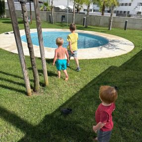 Aanen, Familia en Dos Hermanas
