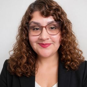 Melanie Shirley, Niñera o canguro en Rentería