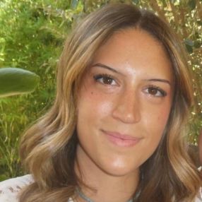 Júlia, Babysitter in Palau-solità i Plegamans