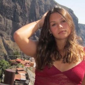 Nahiara, Niñera o canguro en Ponteareas