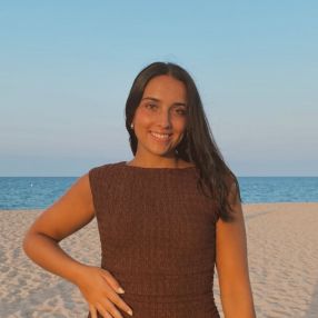 Carlota, Babysitter in Brión