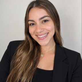 Viviana, Babysitter in O Carballiño