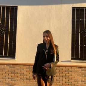 Elena, Niñera o canguro en Trigueros