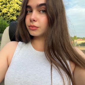 Noa, Babysitter in Lalín